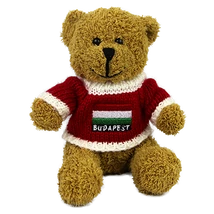 MACI ZÁSZLÓS PULCSIS Budapest felirattal, piros pulcsiban