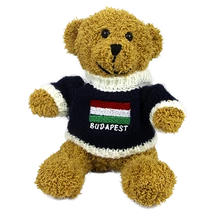 MACI ZÁSZLÓS PULCSIS Budapest felirattal, kék pulcsiban